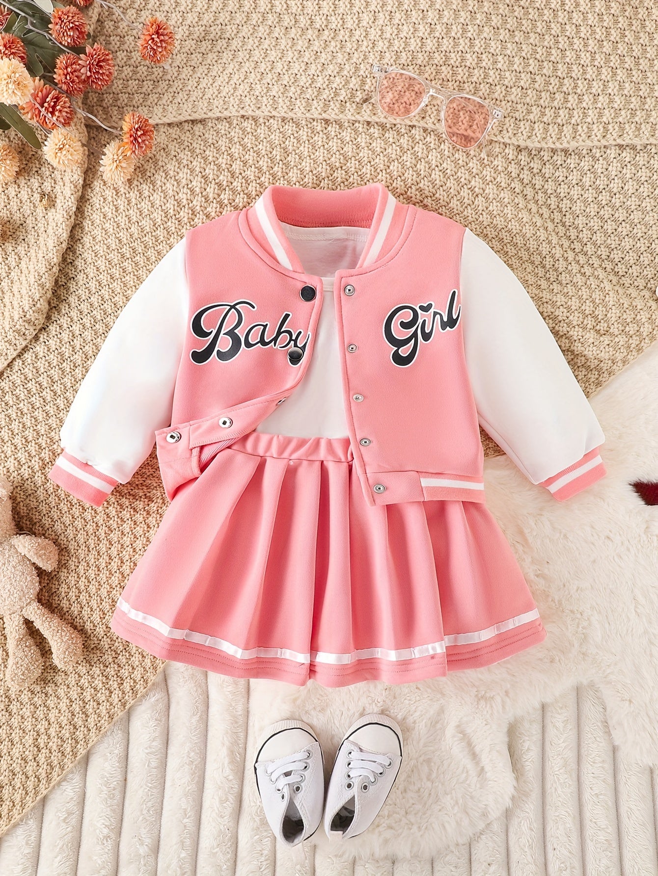 Ensemble 2 pièces fille style preppy – Veste type baseball + jupe plissée "BABY GIRL"
