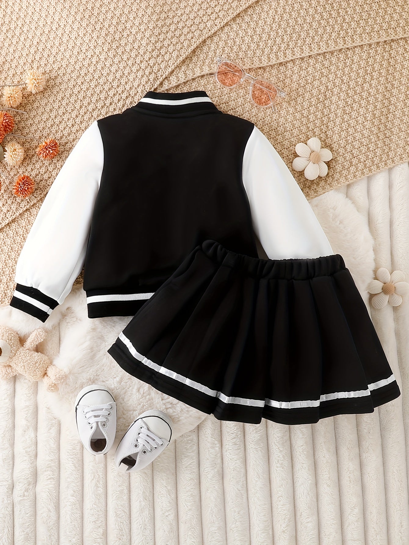 Ensemble 2 pièces fille style preppy – Veste type baseball + jupe plissée "BABY GIRL"