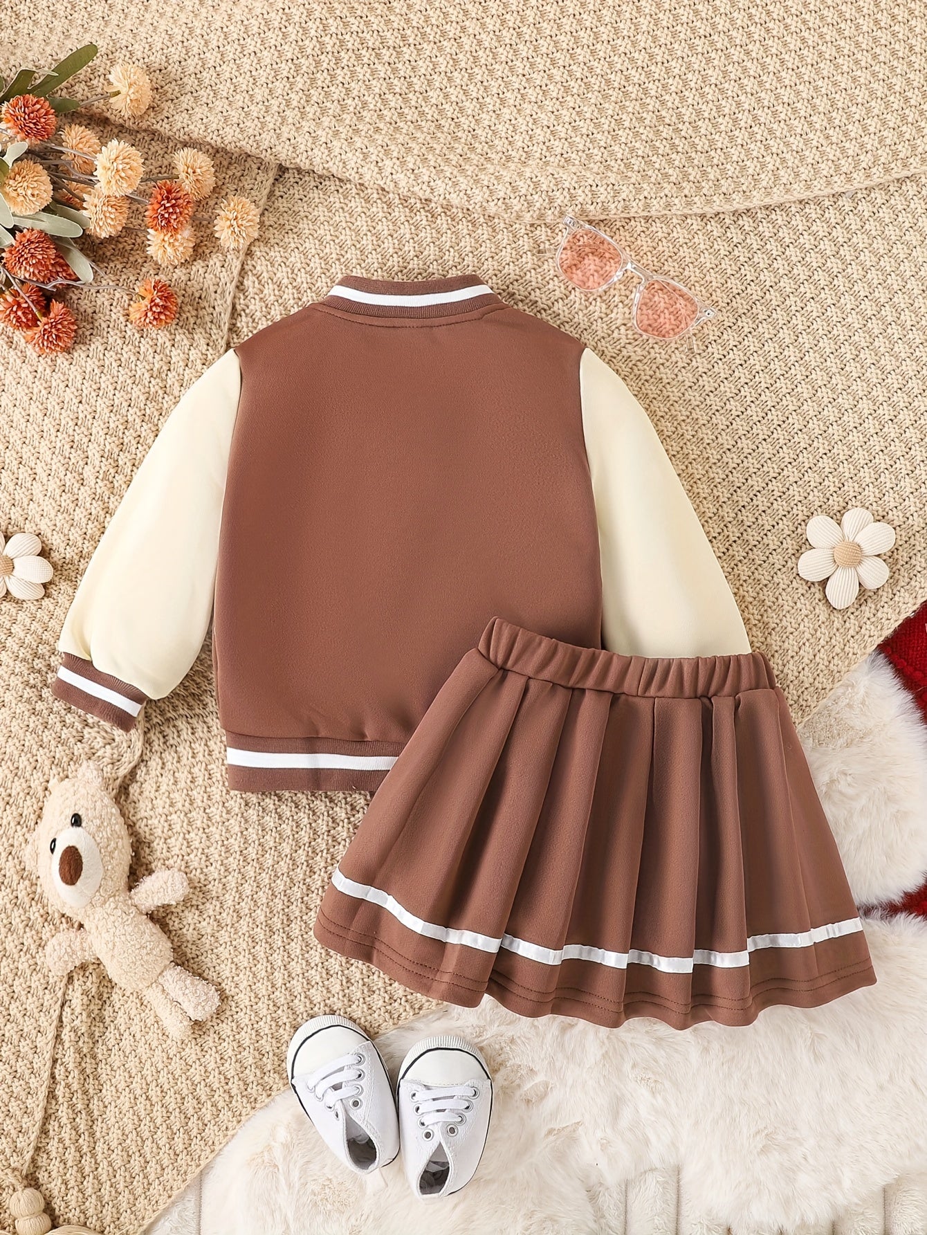 Ensemble 2 pièces fille style preppy – Veste type baseball + jupe plissée "BABY GIRL"