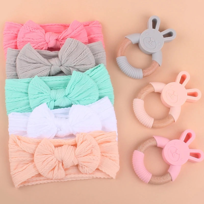 Coffret cadeau naissance : serviette, bavoirs, couverture, hochets & accessoires bébé