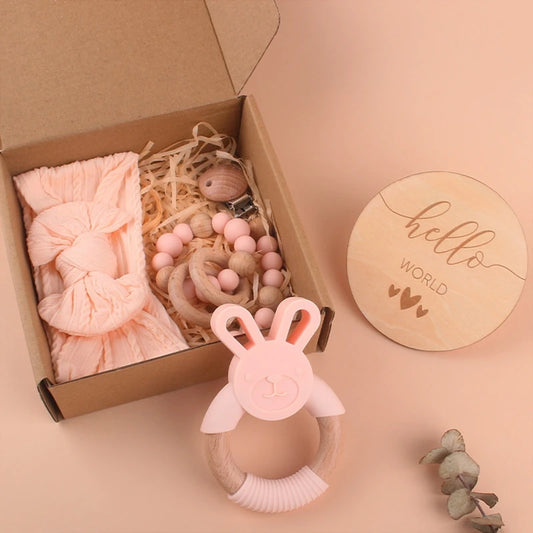 Coffret cadeau naissance : serviette, bavoirs, couverture, hochets & accessoires bébé