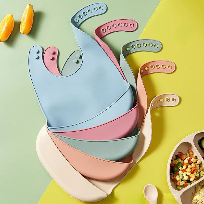 Bavoir bébé imperméable en silicone alimentaire – Ajustable et sans BPA