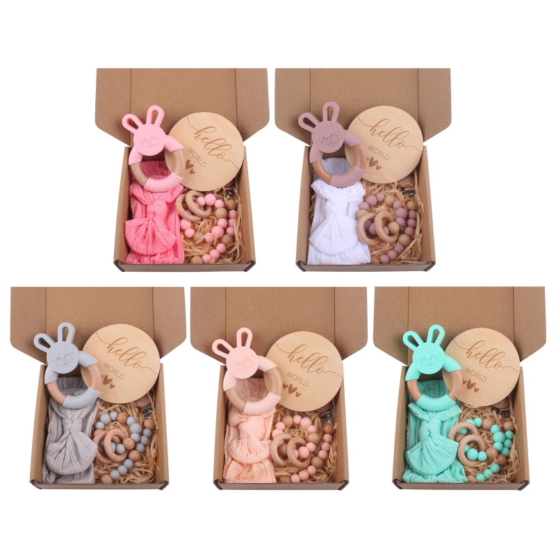 Coffret cadeau naissance : serviette, bavoirs, couverture, hochets & accessoires bébé