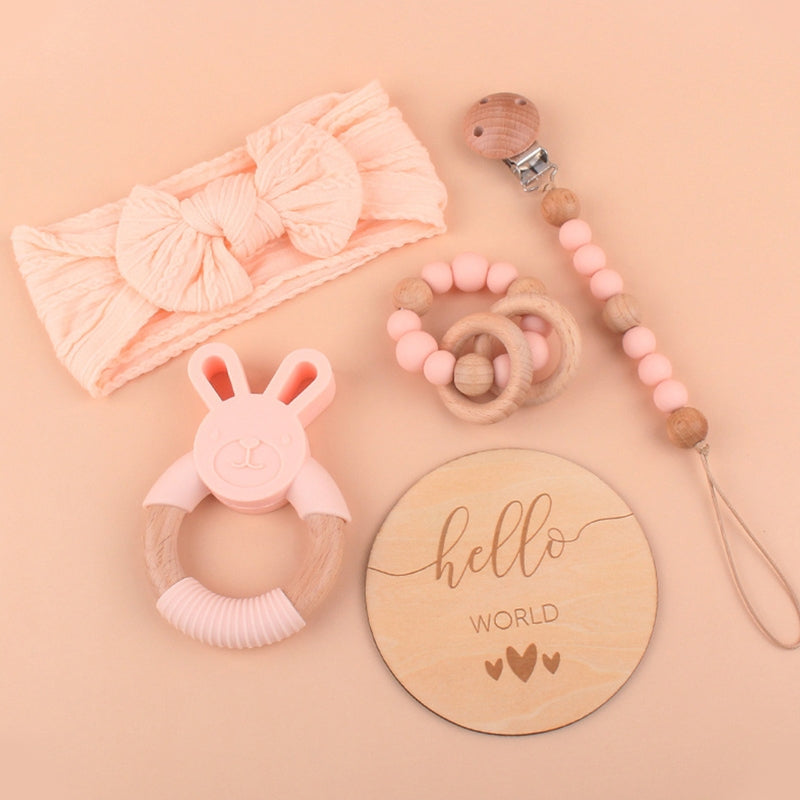 Coffret cadeau naissance : serviette, bavoirs, couverture, hochets & accessoires bébé