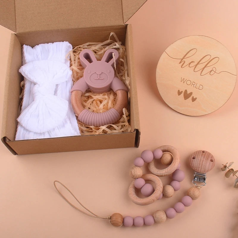 Coffret cadeau naissance : serviette, bavoirs, couverture, hochets & accessoires bébé