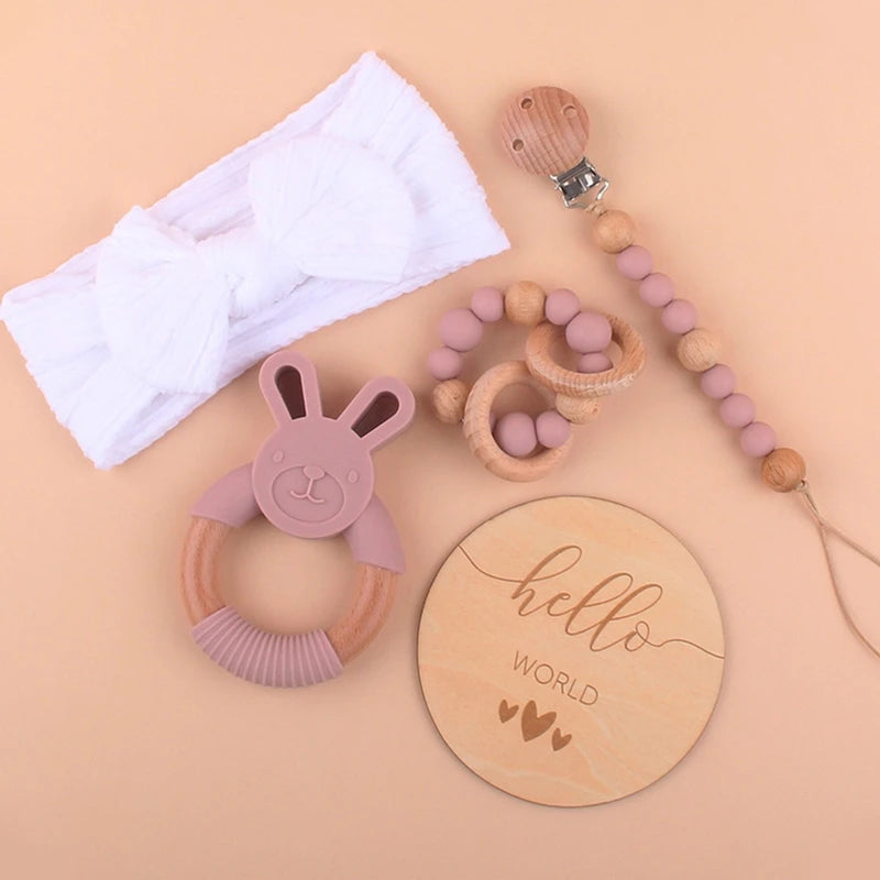 Coffret cadeau naissance : serviette, bavoirs, couverture, hochets & accessoires bébé